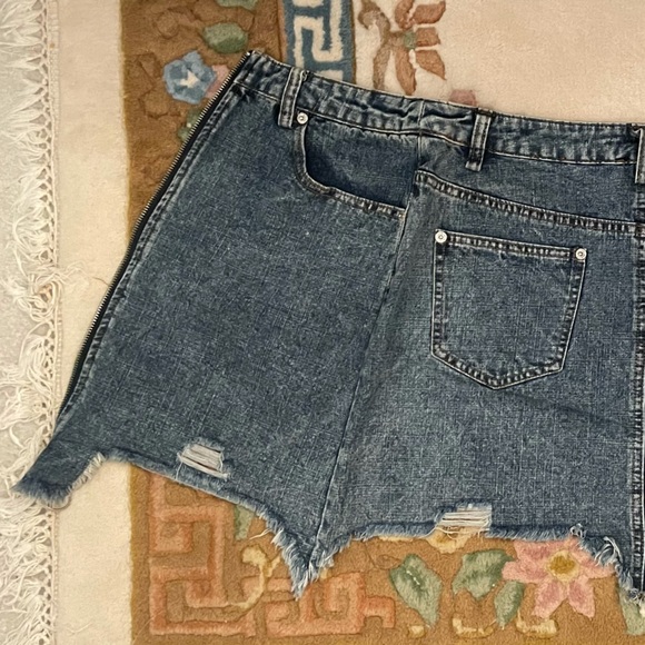 Fashion Nova Denim Skirt with vertical zipper. Size (M) Medium - Picture 3 of 13